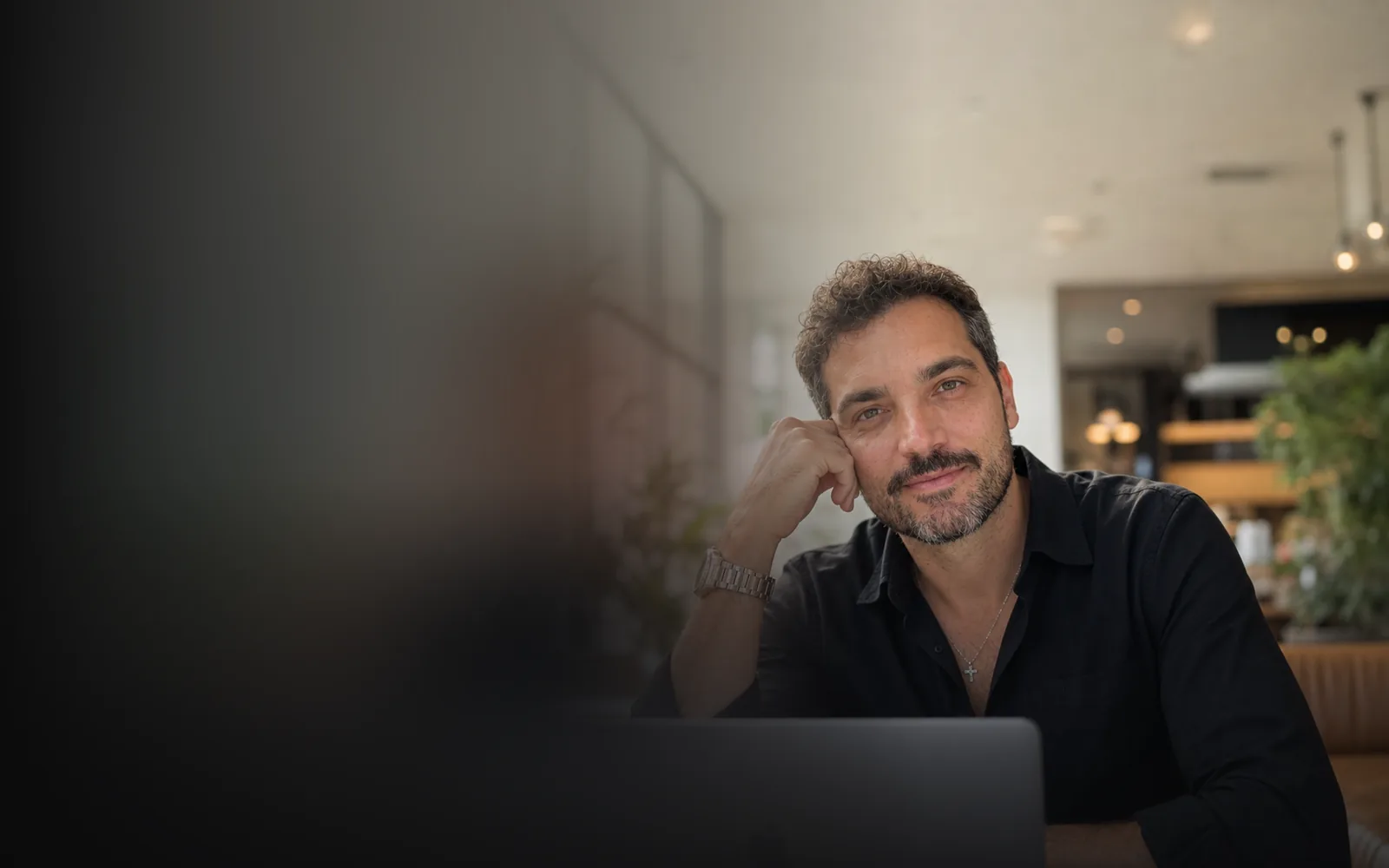 Ritratto di Manuel Poncia che guarda verso la fotocamera