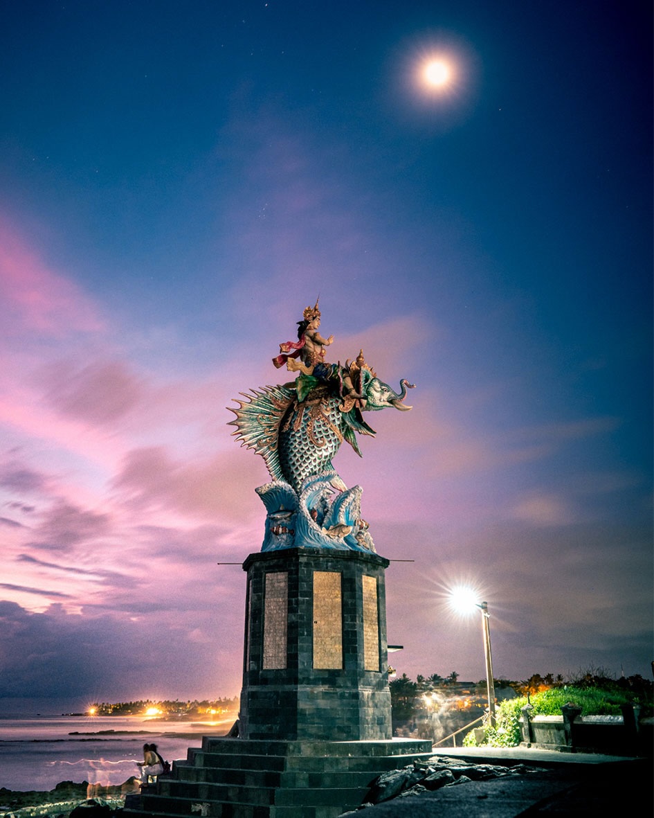 Statua contro un cielo colorato
