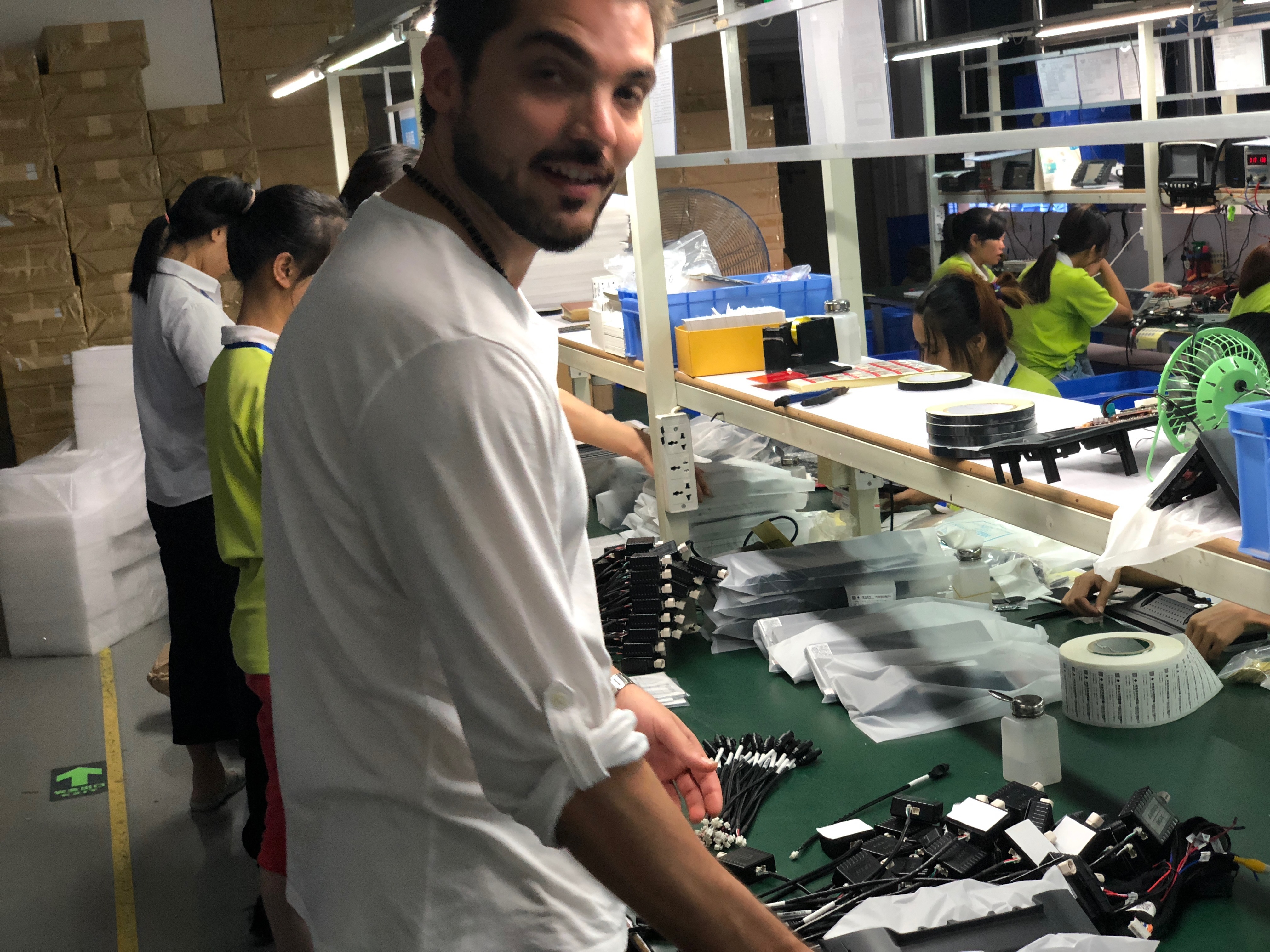 Manuel visita una linea di produzione Xenovision in Cina