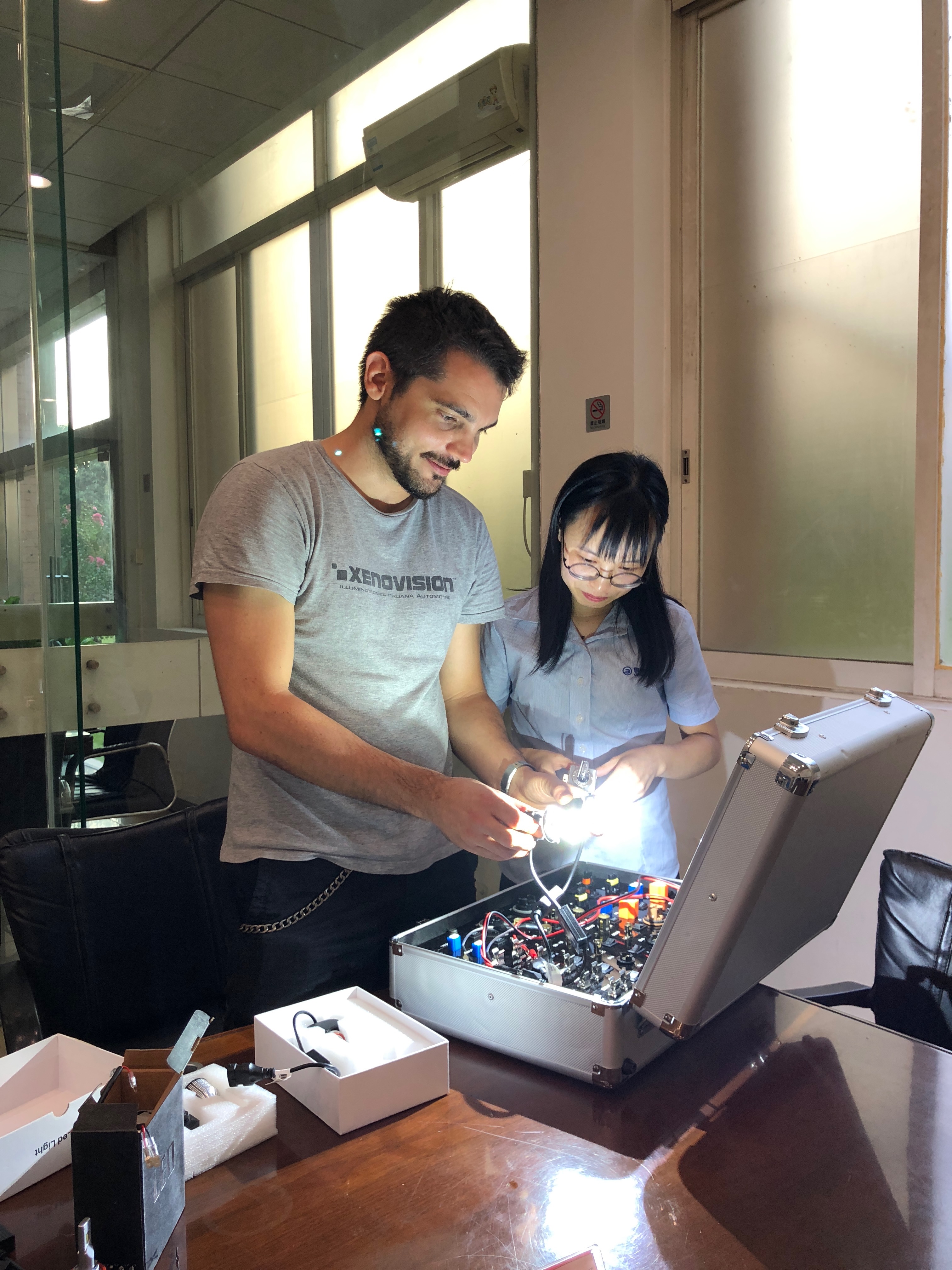 Manuel verifica un prodotto di illuminazione automotive