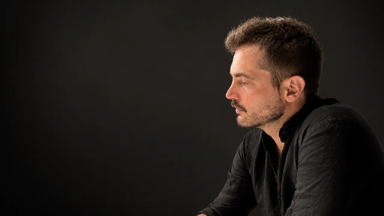 Manuel Poncia di profilo, ritratto in penombra