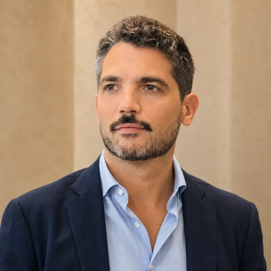 Ritratto di Manuel Poncia in giacca blu su fondo chiaro